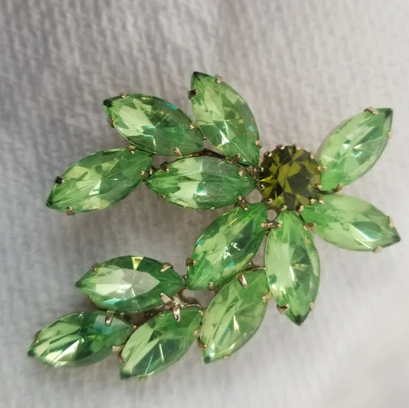 Relisted Vintage uranium glass rhinestone brooch green sparkly depression UV pin - Picture 2 of 14